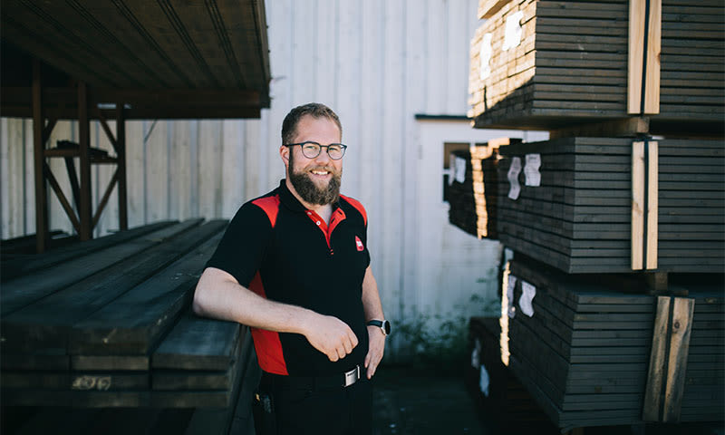 ansatt i trelasten hos byggmakker