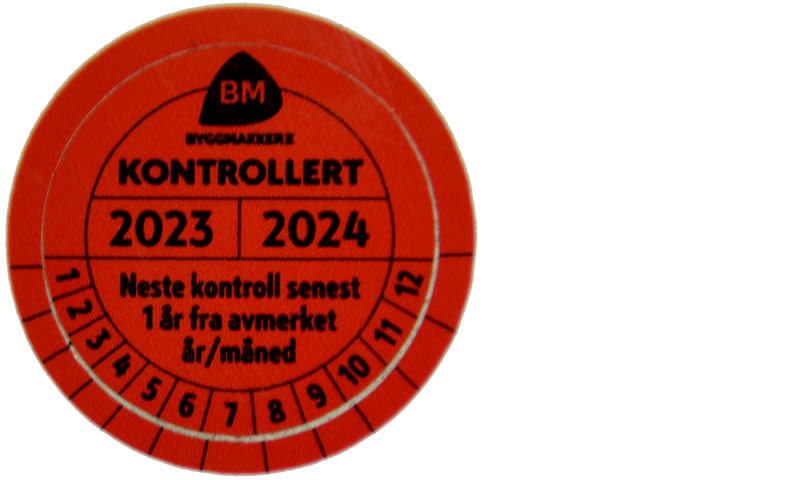 Oransje rund klistrelapp med svart BM-logo, "KONTROLLERT", år 2023/24 og måneder.