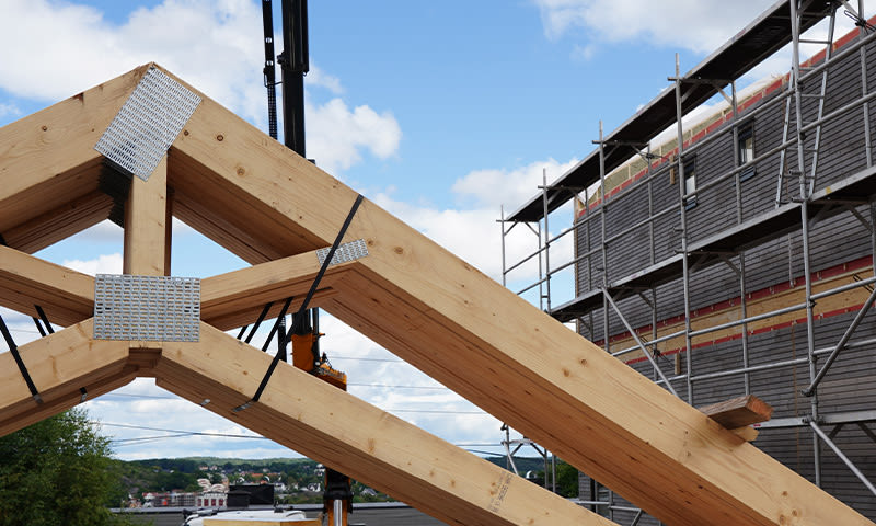 byggeelementer og takstoler på byggeplass