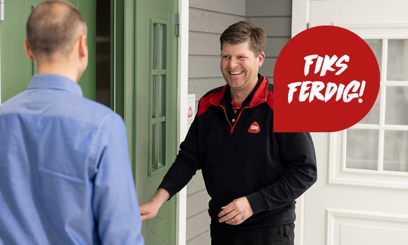 Montør i svart-rød BM-uniform åpner grønn dør for kunde i blått, rød boble med «Fiks Ferdig!»