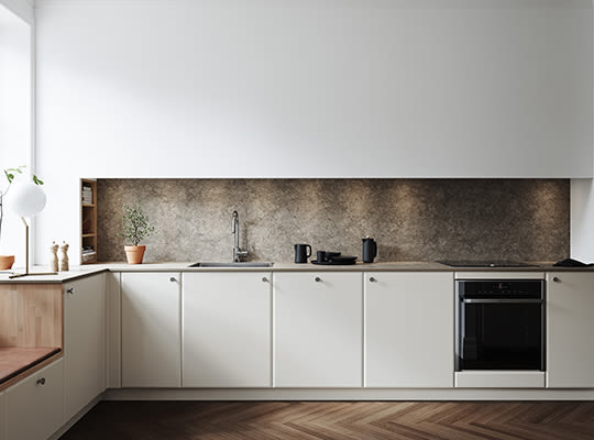 Lyst kjøkken med hvite skap, grå betongrygg, mørkt tregulv, svart kaffekanne og potteplante