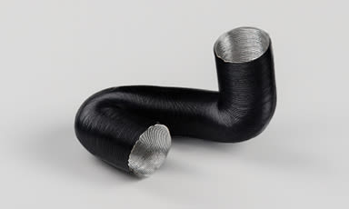 Svart fleksibelt rør med sølvfarget metallinnerrør i S-form på grå bakgrunn.