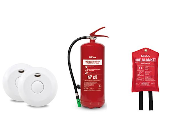 To hvite røykvarslere, en rød Nexa håndslokker og et rødt brannteppe fra Nexa på hvit bakgrunn