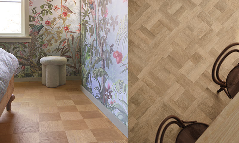 Hjørne med lys eikeparkett, botanisk tapet, beige puff ved vindu og mørke bentwoodstoler