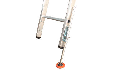 Nærbilde av justerbart aluminiumstigebein med låsepinner og oransje gummifot