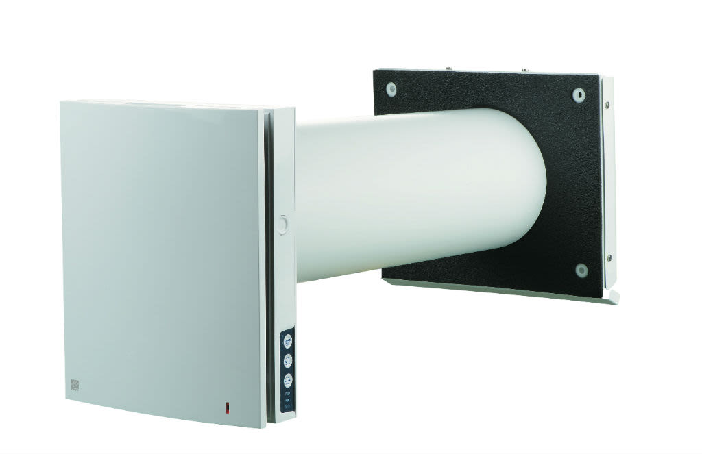 Hvit veggventilator med buet forside, svart firkantbrakett og hvitt rør.