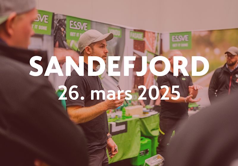 Messebod med ESSVE-logo, grønt display og deltakere i svart, tekst «SANDEFJORD 26. mars 2025»
