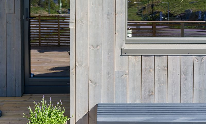 grå kledning på moderne hus nærme