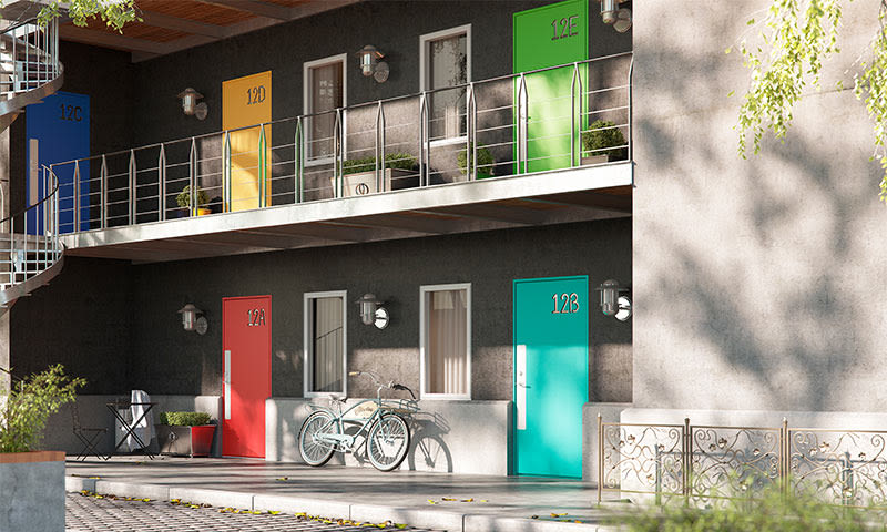 Mørk fasade med fargerike dører (rød, turkis, blå, gul, grønn), spiraltrapp, sykler og planter