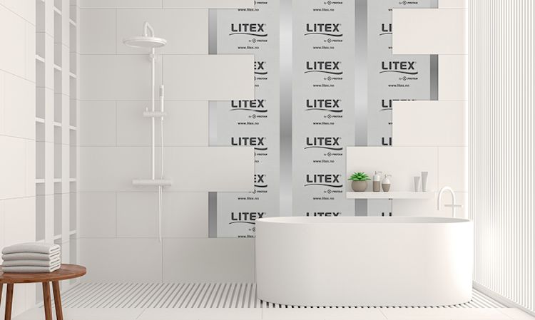 Hvitt moderne baderom under oppussing, dusj, ovalt badekar, LITEX-fuktsperreplater og håndklær.