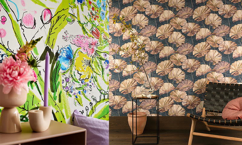 Stueinteriør med to veggprint: akvarellblomster i grønt, rosa og blått, gullblad på mørkeblå.