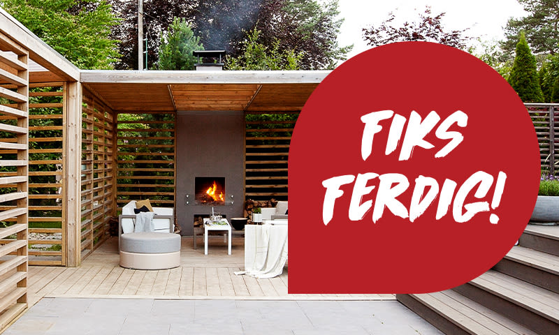 Trepergola med grå peis, brennende ild og hvite møbler mot grønn hage og rød "Fiks ferdig!"-sirkel