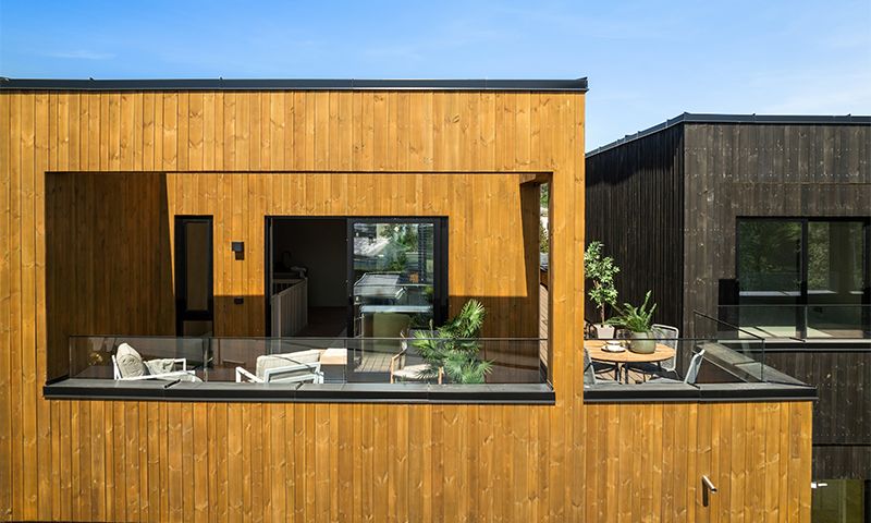 Moderne hus med lys brun kledning