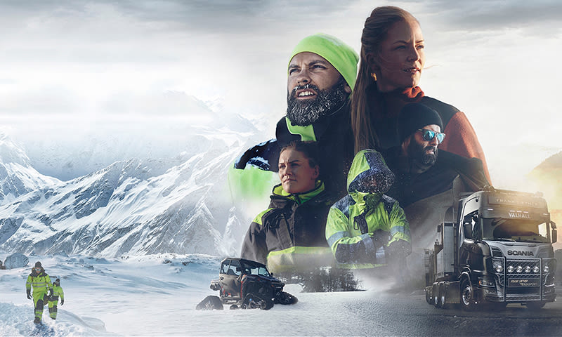 Snødekt fjellandskap med ansatte i neongrønne jakker, snøkjøretøy og Scania-lastebil.