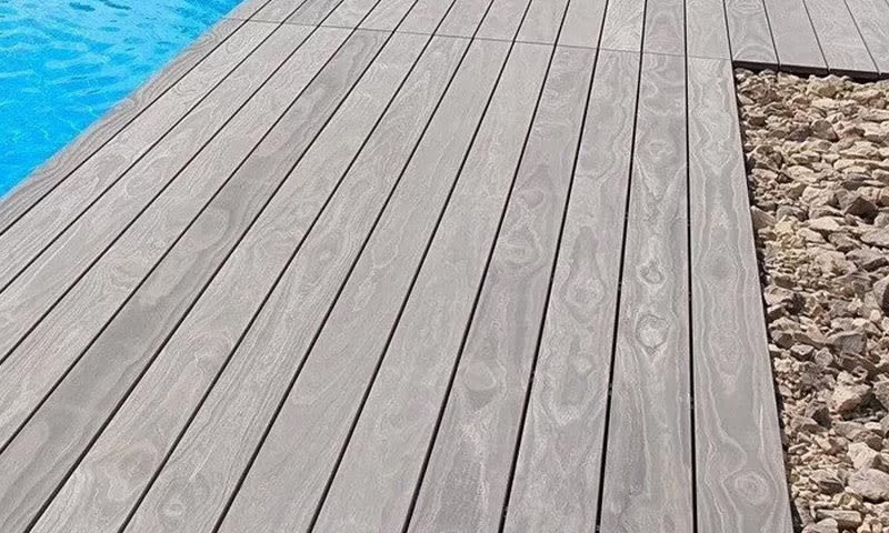 lekker ny og grå terrasse med accoya