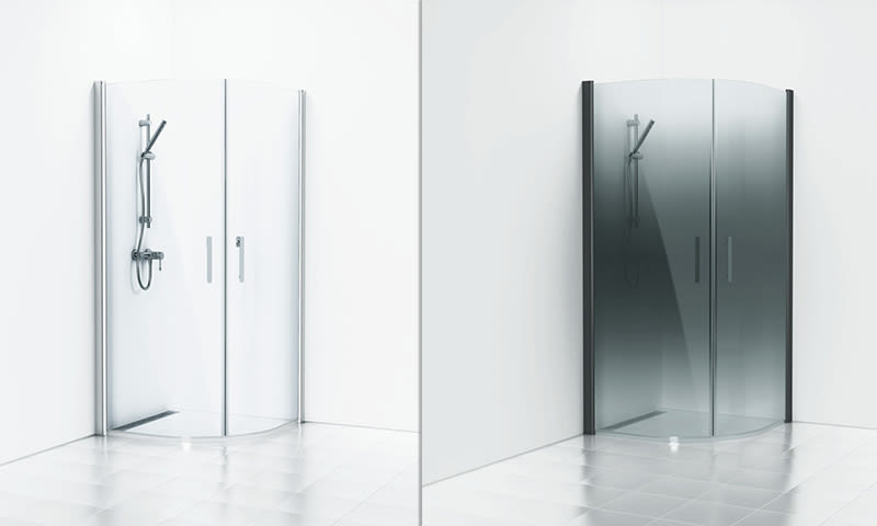 Hjørneglassdusj med buede glassdører og kromarmatur mot hvite fliser, i lys og mørk variant.