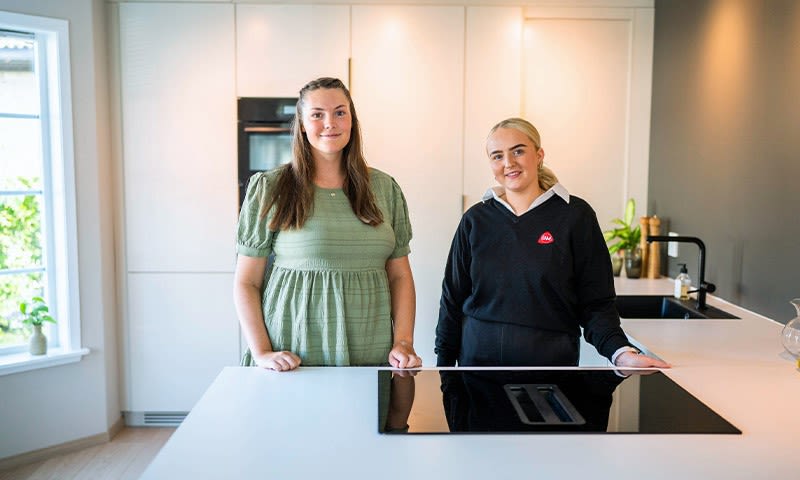 huseier og ansatt fra byggmakker på nytt kjøkken fra drømmekjøkkenet