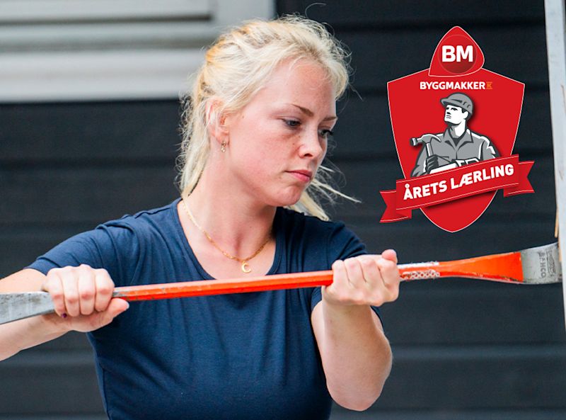 Person i mørkeblå t-skjorte drar i oransje brekkjern foran rød ‘Årets lærling’ Byggmakker-logo.