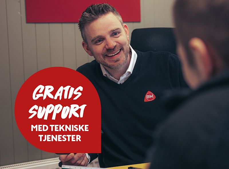 Mann i kontor med svart BM-genser, rød boble med «Gratis support med tekniske tjenester»