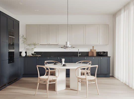 Minimalistisk kjøkken: mørkeblå underskap, hvite overskap, rundt hvitt bord og fire lyse trestoler.