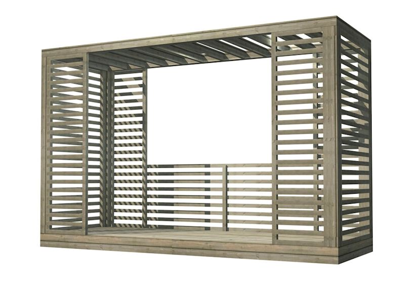 Beiset brun pergola i tre med horisontale lameller på tak og vegger mot hvit bakgrunn.