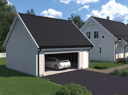 Hvit enkelgarasje med åpen port og elbil, svart tak, hvitt hus i bakgrunnen, grønt gress.