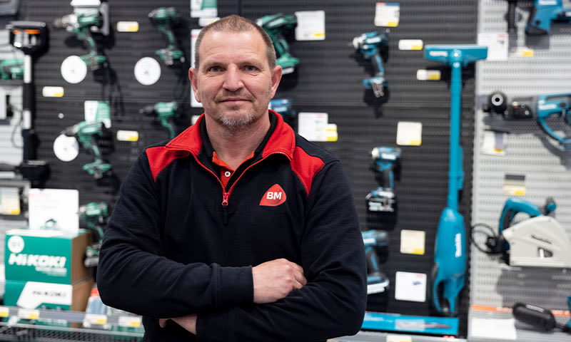 tommy hos byggmakker kan mye om verktøy for proffer