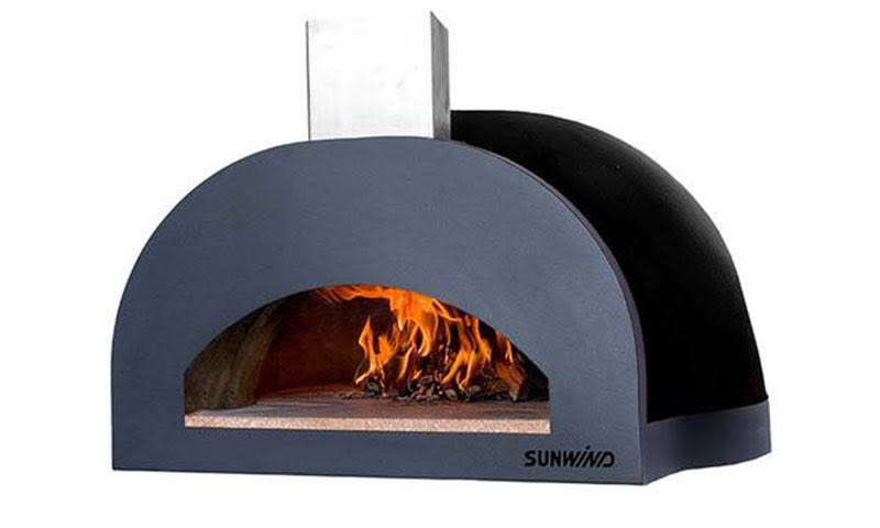 Moderne vedfyrt pizzaovn i svart og grå med synlige flammer og stålpipe