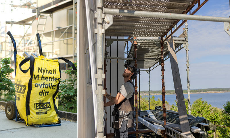 Bygningsarbeider i stillas ved kysthus, gul avfallssekk og havutsikt.