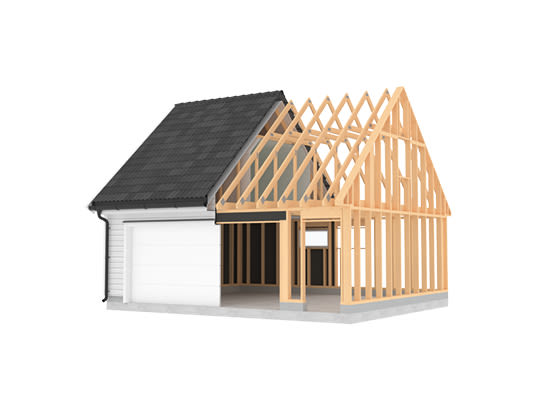 Delvis hus under bygging: hvit fasade med svart tak, synlig trekonstruksjon på høyre side.