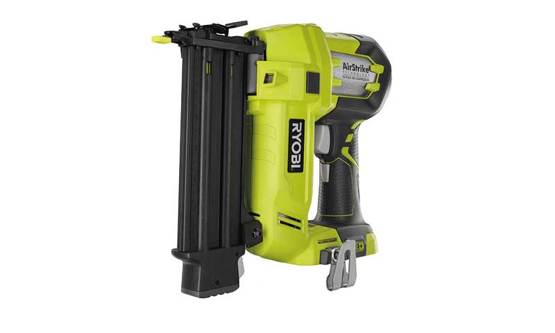Limegrønn og svart batteridrevet Ryobi AirStrike spikerpistol på hvit bakgrunn