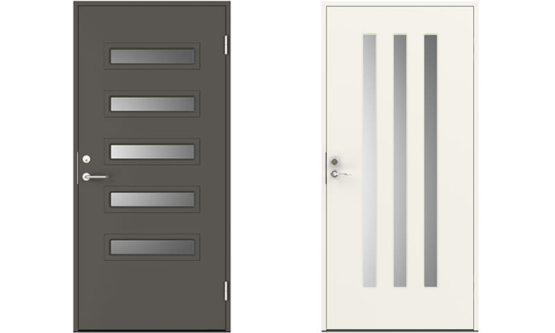 To moderne ytterdører: mørk grå med fem horisontale vinduer, hvit med tre smale vertikale glassfelt.