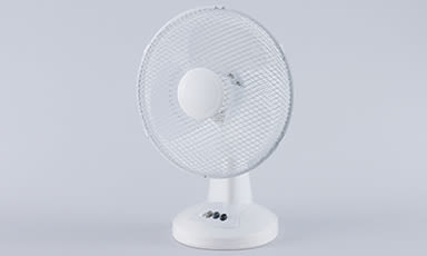 Hvit bordvifte med rundt metallgitter og tre svarte knapper på lys grå bakgrunn