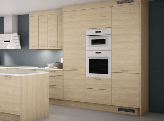 Moderne kjøkken med lyse tremøbler, kjøkkenøy, hvit ovn/mikro og blå vegg