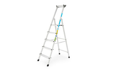 Aluminiumsstige i A-form med fem trinn og fargekoder i blått, gult og grønt