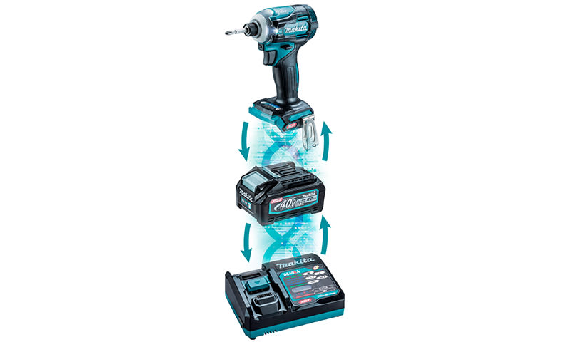 Turkis-svart Makita XGT-slagdrill med 40 V batteri og lader, blå piler indikerer tilkobling.