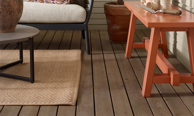 flott terrasse med jotun terrassebeis skyggebrun