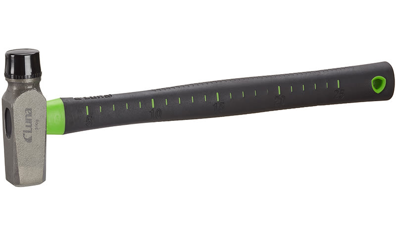 Lang sleggehammer med grått metallhode, sort skaft og grønne målestrekker.