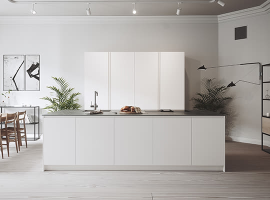 Hvitt minimalistisk kjøkken med lang kjøkkenøy, trestoler, grønne potteplanter og abstrakte bilder.