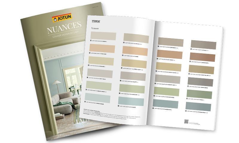 Åpen Jotun Nuances fargebok med duske pastellprøver og katalog med stuebilde