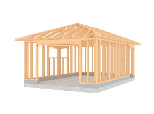 Lys trekonstruksjon av hus på grå betongplate, synlig åpent rammeverk med takstoler.