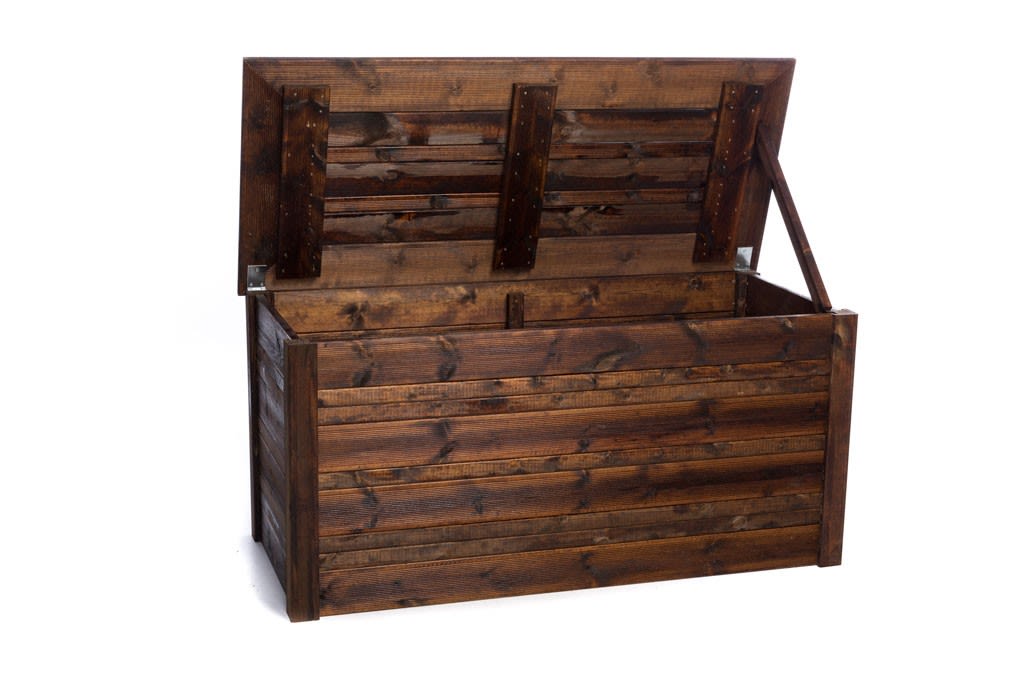 Mørkebrun trekiste med synlige planker og åpent lokk på hvit bakgrunn