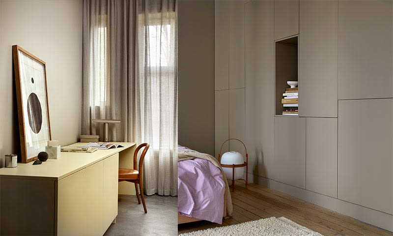 Lyst soverom med beige skrivebord, brun stol, gardiner, lilla sengeteppe og innebygde skap.