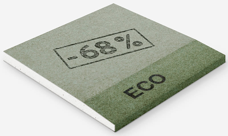 Skrått grønt brett med svarte trykk ‘-68%’ øverst og ‘ECO’ nederst