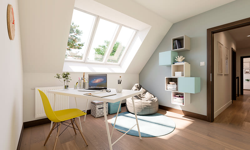 Lyst loftkontor med skråtaksvinduer, hvitt skrivebord, gul stol, pastellblå hyller og grå sittepose.
