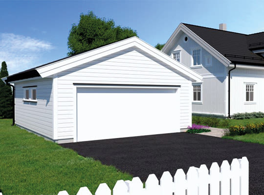 Hvit enebolig og garasje, asfaltert innkjørsel, grønt gress, hvit stakittgjerde under blå himmel
