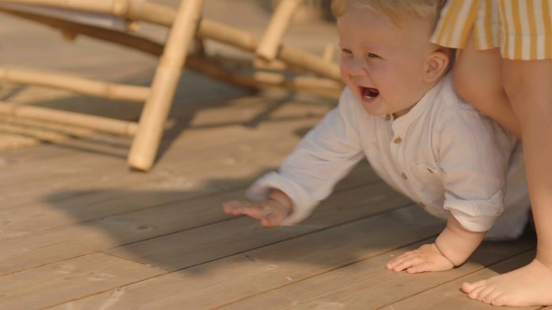 Byggmakker essve gutt-krabber-paa-terrasse