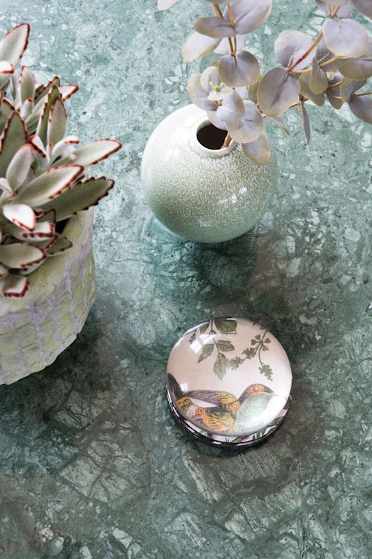 Grønn marmorbord med mintgrønn vase og eukalyptus, rødkantet sukkulent og kolibri-papirvekt