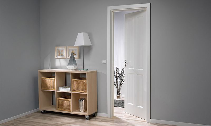 Hvit innerør på mellomgrå vegg