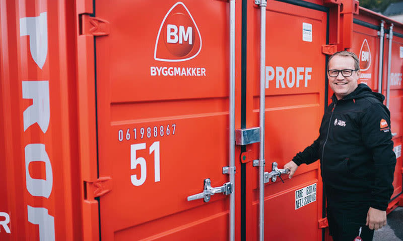 ansatt hos bm foran praktisk byggeplasscontainer
